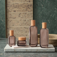 Flacon pompe carré en verre écologique avec couvercle en bambou, personnalisable, finition givrée électroplaquée, pour sérum de soin, 30ml 50ml 100ml 120ml