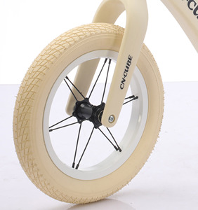 Vélo d'équilibre pour enfants de 3 <span class=keywords><strong>à</strong></span> 8 ans, cadre en nylon de 12 pouces, jantes en alliage d'aluminium, selle en cuir PU, pneus gonflables, capacité de charge de 75 kg, certifié EN71 - Product Image 3