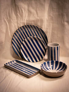 Assiette en grès artisanal cuite à haute température, motif rayures bleu indigo, résistante au micro-ondes, durable, idéale pour servir desserts, gâteaux, hôtels - Product Image 4