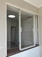 Diseño Moderno de Tres Vías: Ventanas Corredizas con Marco de Aluminio y Vidrio de Doble Panel de Color Resistente a Huracanes.