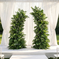 Arche florale de style tendance en verdure pour toile de fond de mariage, demande en mariage, décorations de mariage, arrangement floral blanc pour fête