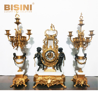 Ensemble complet de reproduction d'artefacts baroques de luxe, bronze orné, porcelaine verte, horloge de table en forme d'éléphant et chandeliers assortis