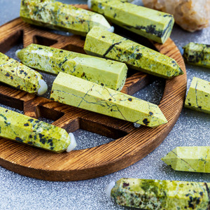 Nuovo Prodotto Artigianato Popolare Pietre Preziose Reiki Serpentino dal Perù Torre a Punta Mosaico Bacchette Cristalli Pietre Curative - Product Image 5