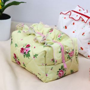 Bolsa de Maquillaje Acolchada de Algodón, Linda Bolsa de Cosméticos con Diseño Floral y Encaje, Bolsa de Aseo de Viaje para Mujeres y Niñas - Product Image 3