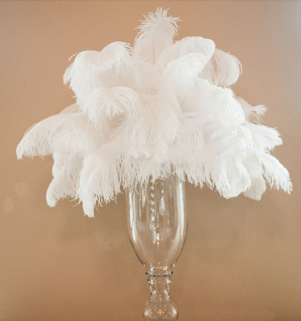 Оптовая продажа, натуральные декоративные белые страусиные перья для свадебного декора