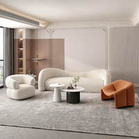 Canapé incurvé trois places Qiyu en laine d'agneau, style moderne et minimaliste, avec éponge haute densité, idéal pour salon, magasin de vêtements, salon de beauté
