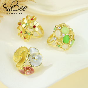 แหวนเคลือบสีสันสดใสสไตล์โรมโบราณ แฟชั่นกันน้ำ ทอง 14k ลายเรขาคณิต ประดับดอกไม้ แหวนค็อกริง สำหรับขายส่ง - Product Image 3