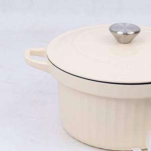 <span class=keywords><strong>Pentola</strong></span> <span class=keywords><strong>in</strong></span> <span class=keywords><strong>Ghisa</strong></span> <span class=keywords><strong>Smaltata</strong></span> Bianca Color Latte da 24cm Grande Capacità Design Europeo per Gas e Induzione <span class=keywords><strong>Pentola</strong></span> per Zuppe e Stufati - Product Image 4