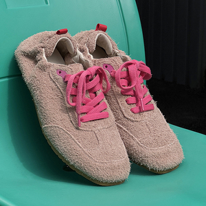 Chaussures de sport en daim à logo personnalisé, vente en gros, chaussures minimalistes à talon plat, chaussures de marche décontractées simples et flexibles pour hommes et femmes - Product Image 3