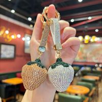 Porte-clés fraise en strass imitation fruit mignon avec chaîne griffe, élégant breloque de sac, petit cadeau pour clé de voiture et sac à main, vente en gros