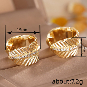 Orecchini da Donna a Forma di Foglia con Micro Pavé di Zirconi, Gioielli alla Moda in Tono Oro - Product Image 4