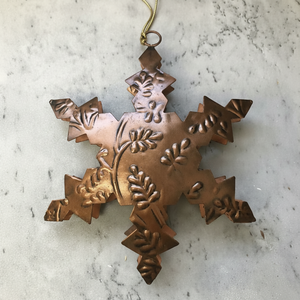 Hermosos adornos navideños de metal hechos a mano, perfectos para decorar árboles de vacaciones con un elegante encanto festivo atemporal - Product Image 1