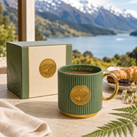 Souvenir de voyage de Nouvelle-Zélande, tasse en céramique cuivrée, médaillon doré en relief, tasse à café personnalisée avec un monument de la ville, OEM ODM en gros