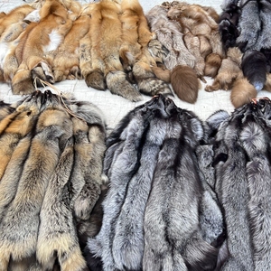 Pelle di Volpe Bianca Naturale e Pelliccia di Procione di Alta Qualità per Accessori di Lavorazione dell'Abbigliamento - Product Image 1