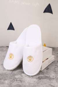 Zapatillas de hotel desechables de algodón blanco personalizadas, gofres de Punta cerrada para interiores con logotipo bordado para hoteles - Product Image 3
