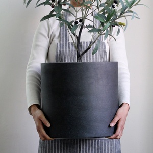 Vaso per Piante con Sottovaso per Arredamento Casa e Giardino, Grande Cilindro Nero <span class=keywords><strong>in</strong></span> <span class=keywords><strong>Cemento</strong></span>, Supporto Moderno per Piante, Logo Personalizzabile - Product Image 2