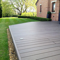 Planche de terrasse extérieure en composite bois-plastique (WPC) gaufré, moderne, étanche, emboîtable et anti-termites pour jardin et terrasse
