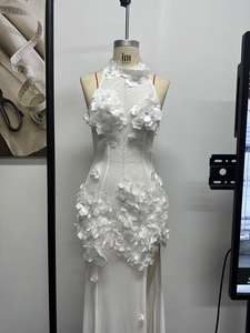 <span class=keywords><strong>Robe</strong></span> de mariée amincissante à queue de poisson en pétales tridimensionnels, style vietnamien, personnalisable en sept couleurs, pour l'industrie de niche lourde. - Product Image 6