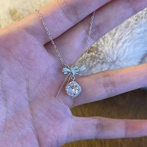 Collier en argent pur S925, motif floral géométrique, style coréen de luxe léger, polyvalent pour hommes et femmes - Product Image 1