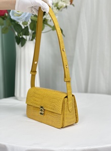 Sac bandoulière jaune en cuir de crocodile 100% avec fermeture à cadenas, bandoulière simple, sac à main pour femme pour un usage quotidien - Product Image 4
