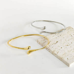 ウォータードロップデザインC字型オープニングブレスレットシンプル調整可能アームチャンキーカフスおしゃれなゴールデンスライバー流行の金メッキ - Product Image 2