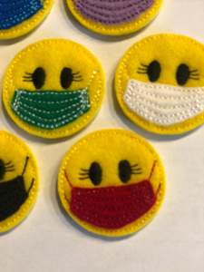 Parches Bordados Termoadhesivos y Apliques Bordados de Fieltro con Diseño de <span class=keywords><strong>Cara</strong></span> Sonriente para Uniformes Médicos, Enfermeras y Cirujanos - Product Image 2