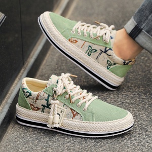 Chaussures de skate respirantes à enfiler, tige en tissu, semelle en PVC, légères, style exotique, broderie, chaussures décontractées pour hommes - Product Image 1