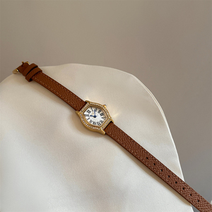 IEKE Tonneau-Shaped Arabic Numeral Dial Women's Retro Quartz <b>Watch</b> Simple Design Alloy <b>Case</b> 38mm Leather Strap Day/Date Display - Product Image 6