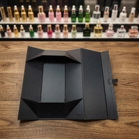 Boîte cadeau pliable et repliable en matériaux recyclés écologiques noirs avec laminage mat et fermeture magnétique