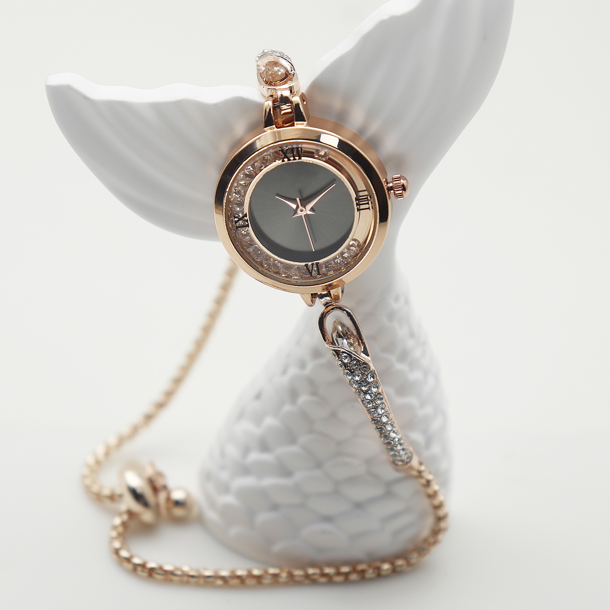 Fancy Ladies Chain Watch Elegant Wristwear for Women