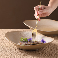 Assiettes en poterie artisanale de forme irrégulière, assiettes de service, assiettes à dîner, assiettes à fruits, assiettes creuses, assiettes à soupe, vaisselle d'hôtel