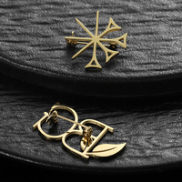 Petite broche personnalisée Broche en acier inoxydable plaquée or en alliage de zinc avec logo en métal et lettre découpée pour femmes
