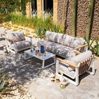 Table basse carrée avec structure en aluminium noir, accoudoirs en teck et coussin – Mobilier de jardin durable pour terrasse extérieure