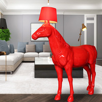 Lampadaire LED Contemporain Nordique en Résine Sculpture Cheval, Base E27, Abat-jour Rouge/Noir, Étanche, Commande par Pédale pour Hall d'Hôtel