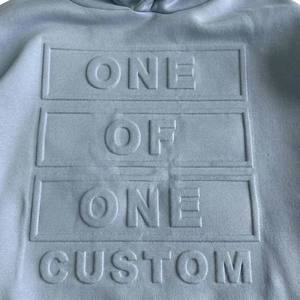 Sweat à capuche pour homme personnalisé avec logo, en molleton de coton lourd de haute qualité, minimaliste, avec embossage 3D unique - Product Image 2
