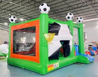 Château gonflable à thème football pour événements publics, avec toboggan et aire de saut