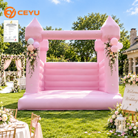 Château gonflable rose pastel Ceyu avec tour de cônes et grappe de ballons pour fêtes d'enfants, mariages et événements à louer