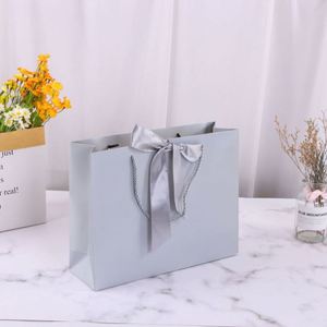 Sacs en papier kraft imprimés de luxe en gros avec poignée, recyclables, pour vêtements de marque, sacs d'emballage personnalisés pour le commerce de détail - Product Image 2