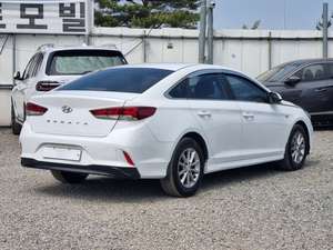 Económico Sedán Blanco 2019 Nuevo con Asientos Eléctricos y GLP, un Sedán Familiar Económico - Product Image 2