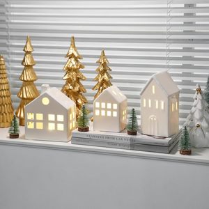 บ้านหมู่บ้านไฟคริสต์มาสพร้อมโคมไฟสำหรับตกแต่ง บ้านคริสต์มาสเซรามิก LED - Product Image 1