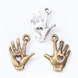 Colgante <span class=keywords><strong>de</strong></span> aleación <span class=keywords><strong>de</strong></span> zinc con diseño <span class=keywords><strong>de</strong></span> corazón <span class=keywords><strong>de</strong></span> palma en relieve para decoración <span class=keywords><strong>de</strong></span> borlas <span class=keywords><strong>de</strong></span> bolso estilo bohemio - Product Image 1