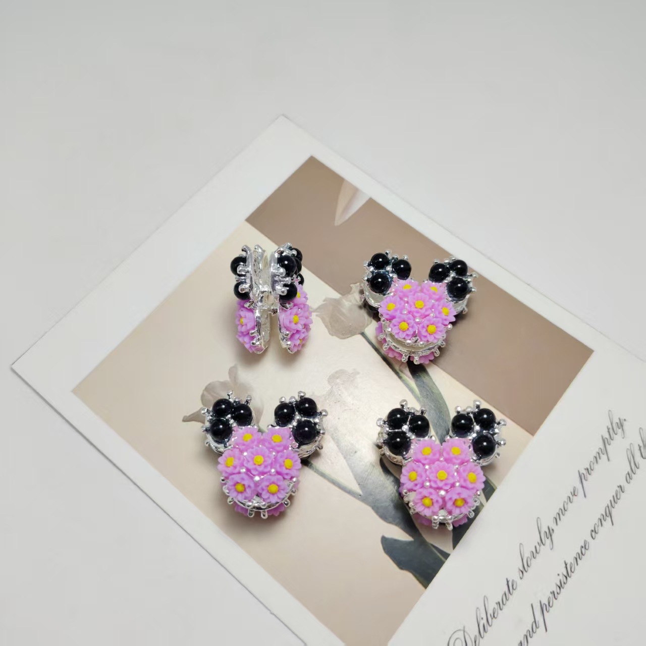 Boucles d'oreilles en perles noires plaquées argent et visage floral violet