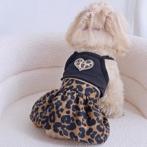 Robe pour animaux de compagnie à imprimé léopard, pour chiens et chats, en polyester marron café, à porter en toutes saisons - Product Image 1