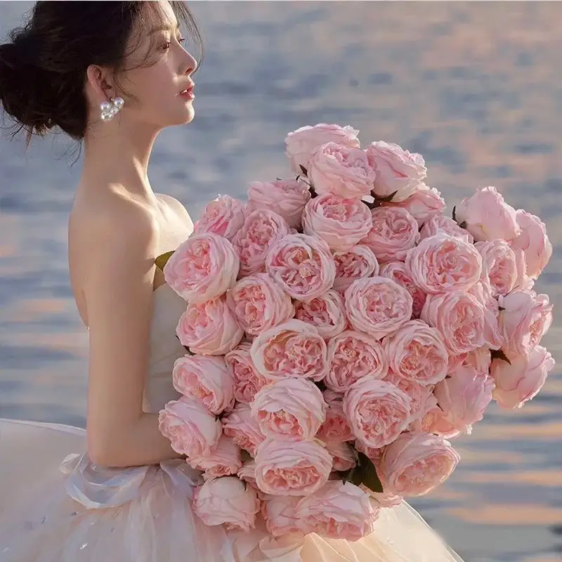 Bella ragazza con rosa Austin in lattice reale tocco rosa artificiale di seta rosa per la decorazione di nozze