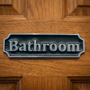 Plaque décorative en métal pour salle de bain, faite à la main, personnalisable, à fixer au mur ou à la porte, avec designs et couleurs sur mesure, pour l'intérieur - Product Image 1