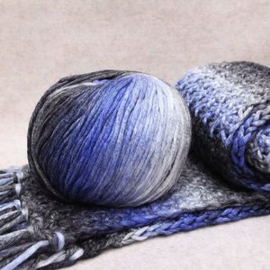 Vente en gros 140g de longue écharpe en <span class=keywords><strong>velours</strong></span> mélangée à la main en <span class=keywords><strong>laine</strong></span> arc-en-ciel segment colorant <span class=keywords><strong>dégradé</strong></span> épais bâton ligne tricot fort bâton chapeau - Product Image 1