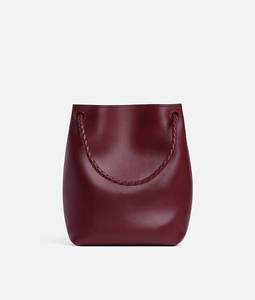 Sac seau Bottega BV Andiamo, sac seau en cuir de veau soyeux avec détail de nœud signature et bandoulière coulissante Veneta - Product Image 4