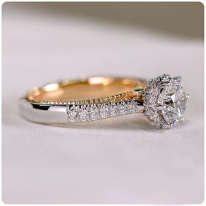 Anello F485 in Oro Bianco con Diamante Taglio Brillante Rotondo e Smeraldo Laterale, Gioiello da Donna per Fidanzamento - Product Image 4