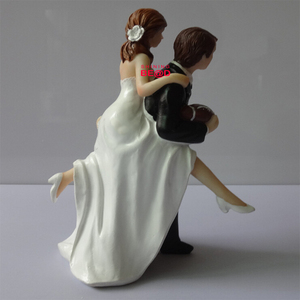 Lãng mạn chú rể piggyback cô dâu figurine bánh cưới Topper cho engagement trang trí các cặp vợ chồng ưa chuộng nhựa búp bê quà tặng kỷ niệm - Product Image 3
