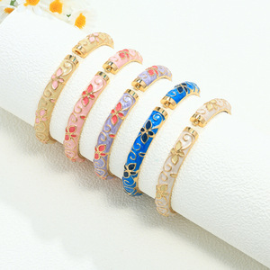 Pulsera de aleación apilable con diseño de trébol de cuatro hojas y flor de cinco hojas, estilo palaciego vintage, con efecto de goteo de aceite y acabado dulce y brillante, para mujer - Product Image 3